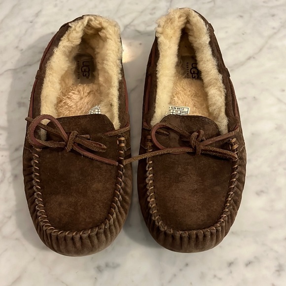 UGG Shoes - UGG Dakota Slipper in Espresso Suede - Size 8